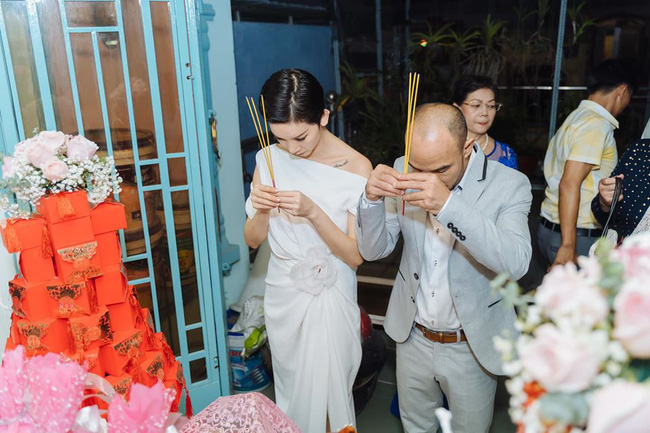 Siêu mẫu Xuân Lan lần đầu tiết lộ hình ảnh trong lễ ăn hỏi bí mật, kể chuyện đám cưới chớp nhoáng với ông xã Việt Kiều - Ảnh 4.