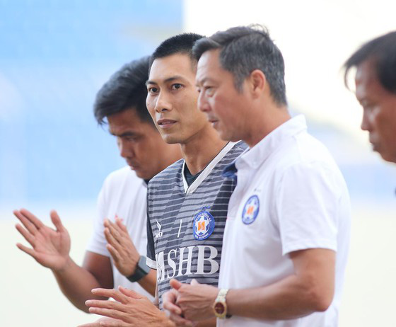 Thủ môn Tuấn Mạnh ra mắt đồng đội tại CLB Đà Nẵng - Ảnh 1.