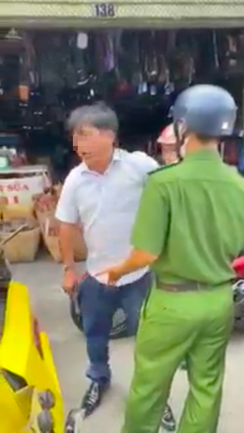 Phạt hành chính người đàn ông xưng là nhà báo chửi bới công an giữa trung tâm Sài Gòn - Ảnh 3.