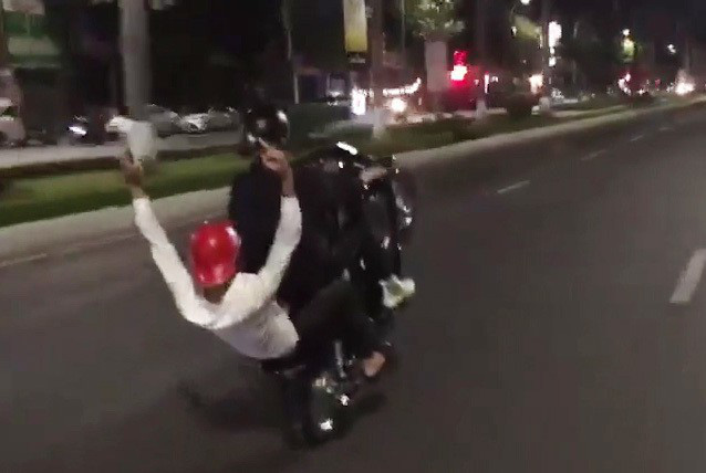 Tìm ra thanh niên điều khiển xe máy bằng chân dạo phố Đà Nẵng - Ảnh 2.