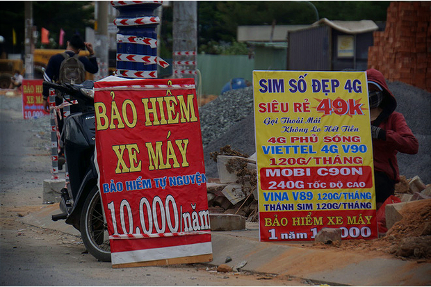 Bảo hiểm xe máy 10.000 đồng mọc lên như nấm ở lề đường Sài Gòn, người mua nguy cơ tiền mất tật mang - Ảnh 2.