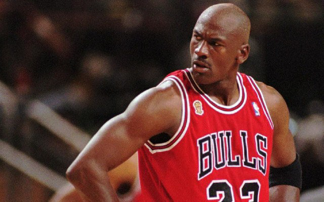 Đôi giầy đã đi của Michael Jordan được bán với giá hơn nửa triệu USD - Ảnh 1.