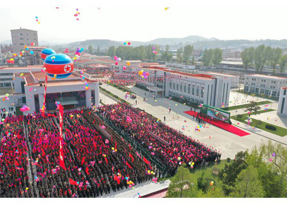 KCNA đưa tin ông Kim Jong-un tái xuất giữa tiếng reo hò rền vang của người dân sau 20 ngày vắng bóng - Ảnh 5.