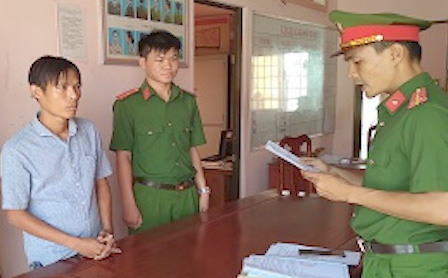 Nam thanh niên chặn xe cấp cứu xin tiền mua rượu