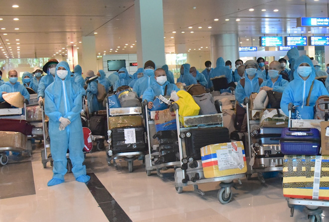 Sân bay Cần Thơ đón 339 công dân trở về từ Ấn Độ - Ảnh 1.