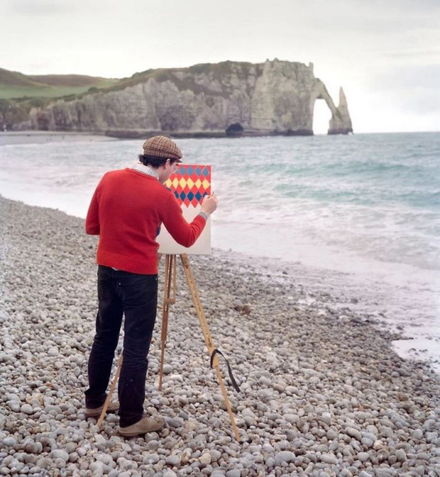 Bộ đôi họa sĩ và nhiếp ảnh gia lặn lội đi khắp châu Âu chỉ để cho ra đời bộ ảnh chụp các bức vẽ... chiếc áo đang mặc trên người - Ảnh 6.