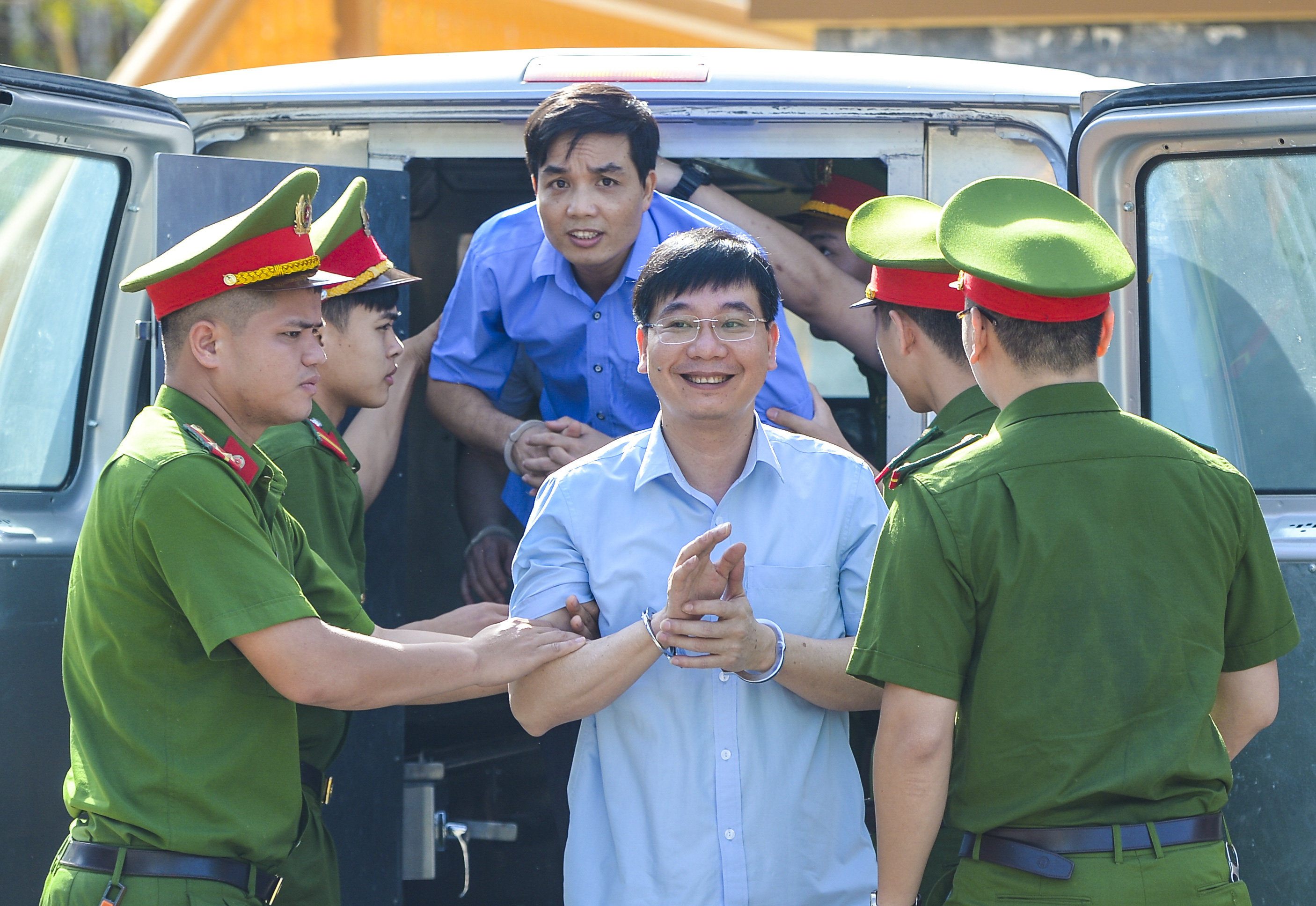 Kẻ khóc, người cười sau khi kết thúc phiên tòa sơ thẩm vụ án gian lận điểm thi ở Hoà Bình - Ảnh 3.