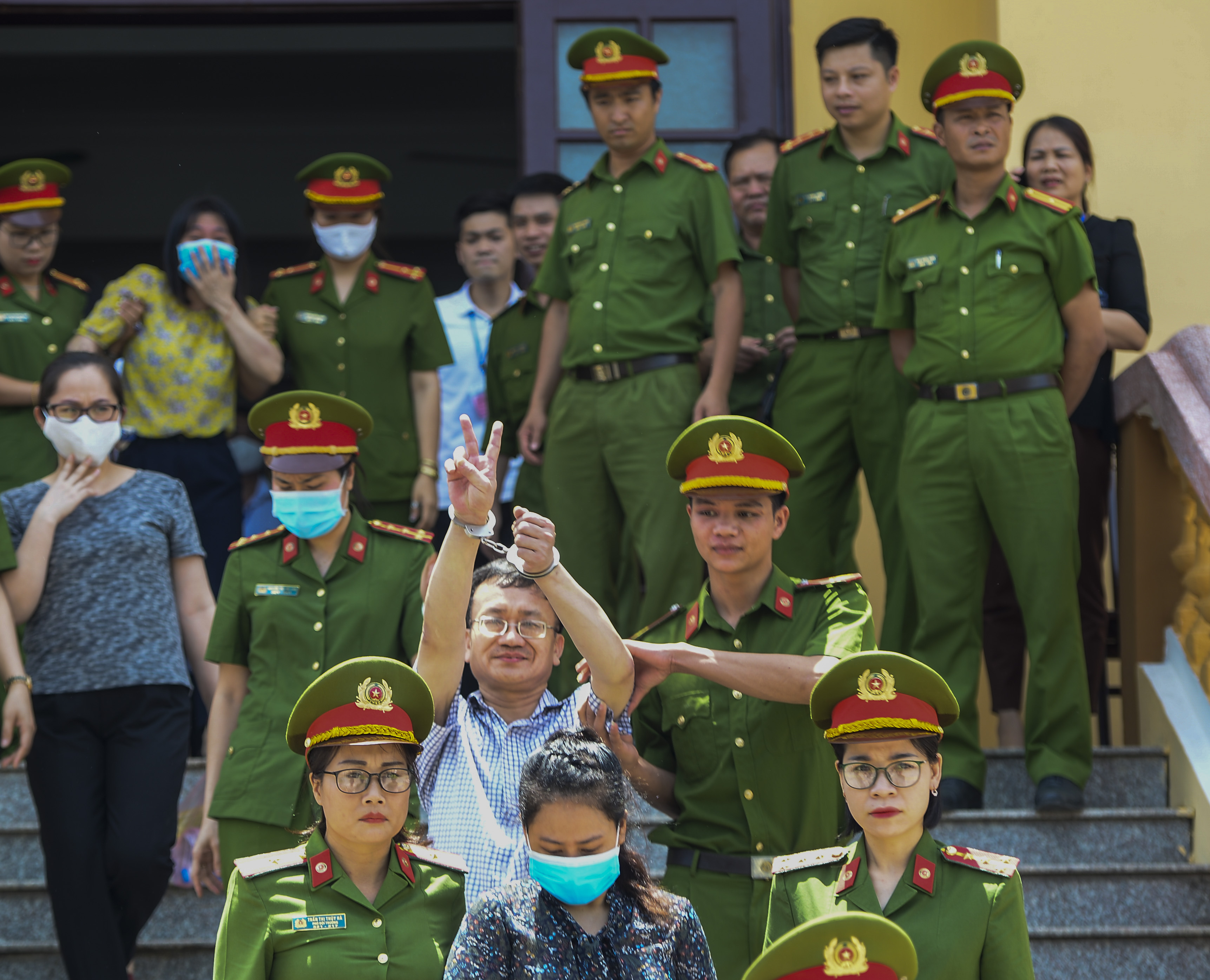 Kẻ khóc, người cười sau khi kết thúc phiên tòa sơ thẩm vụ án gian lận điểm thi ở Hoà Bình - Ảnh 7.