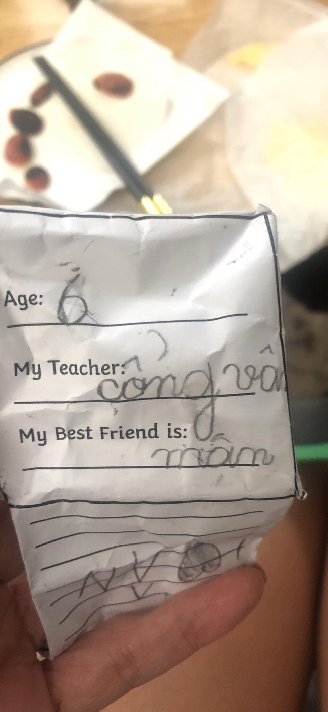 Trả lời câu hỏi cô giáo của em như thế nào?, cô bé lớp 1 thật thà viết đáp án nước đôi khiến giáo viên phải sửa vội - Ảnh 2.