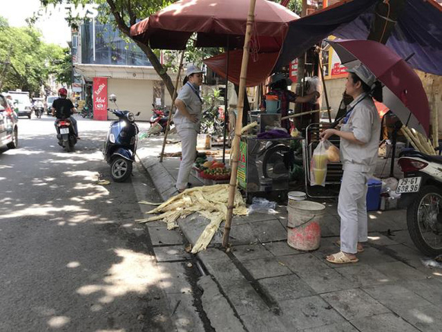 Bán trăm lít nước mía, trăm quả dừa trong buổi sáng Hà Nội nắng nóng cực đỉnh - Ảnh 1.