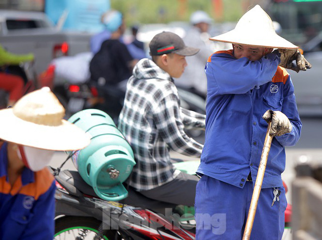 Công nhân phơi mình dưới trời nắng đổ lửa ở Hà Nội - Ảnh 9.