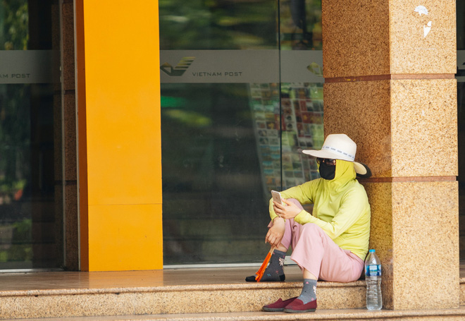 Ảnh: Nhiệt độ ngoài đường tại Hà Nội lên tới 50 độ C, người dân trùm khăn áo kín mít di chuyển trên phố - Ảnh 14.
