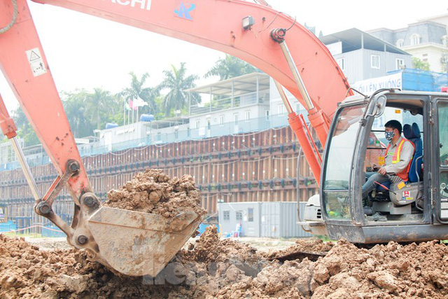 Công nhân phơi mình dưới trời nắng đổ lửa ở Hà Nội - Ảnh 13.