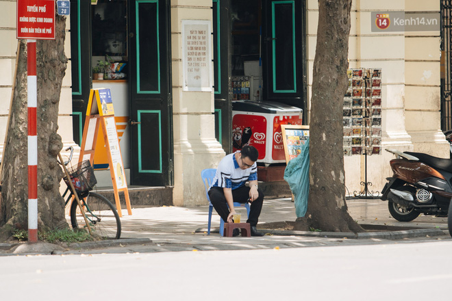 Ảnh: Nhiệt độ ngoài đường tại Hà Nội lên tới 50 độ C, người dân trùm khăn áo kín mít di chuyển trên phố - Ảnh 15.