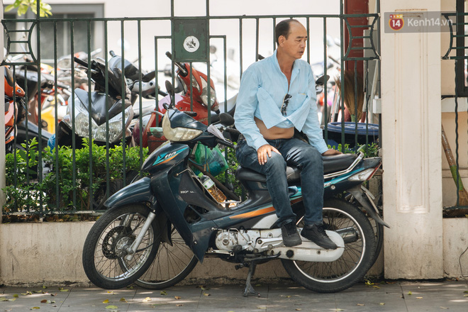 Ảnh: Nhiệt độ ngoài đường tại Hà Nội lên tới 50 độ C, người dân trùm khăn áo kín mít di chuyển trên phố - Ảnh 16.