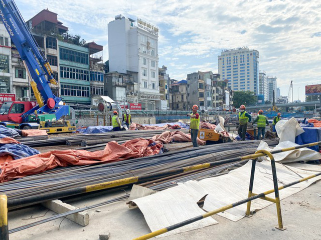 Công nhân phơi mình dưới trời nắng đổ lửa ở Hà Nội - Ảnh 17.