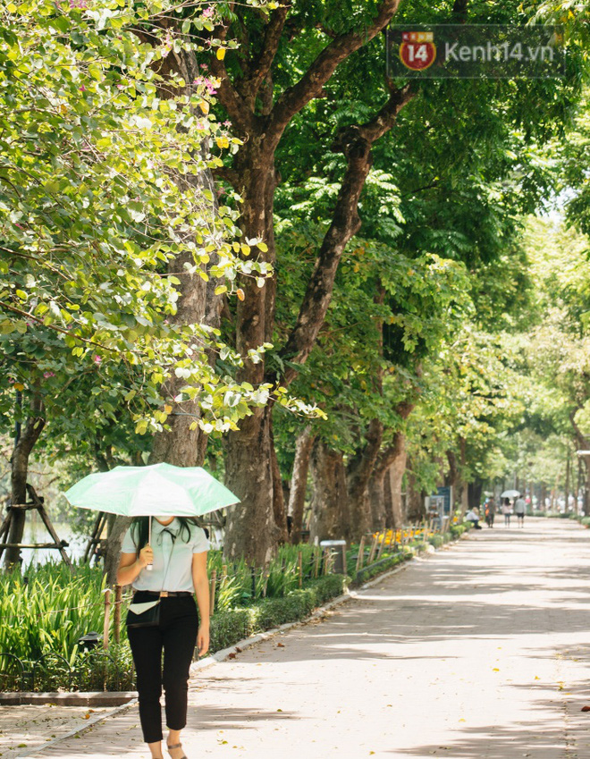 Ảnh: Nhiệt độ ngoài đường tại Hà Nội lên tới 50 độ C, người dân trùm khăn áo kín mít di chuyển trên phố - Ảnh 6.