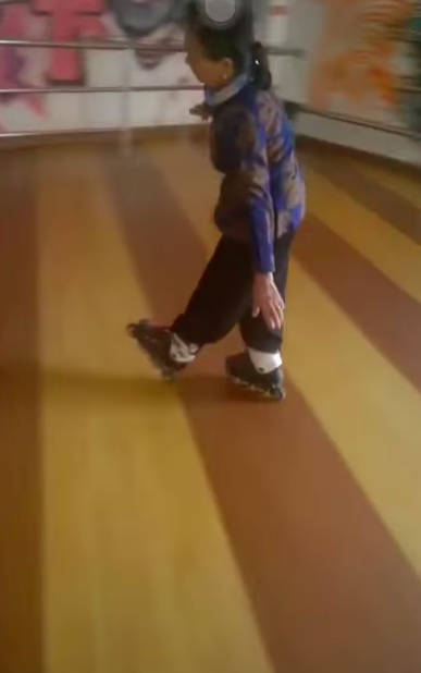 Clip cụ bà U60 ung dung trượt patin bằng một chân như múa đường quyền gây bất ngờ khắp cộng đồng mạng - Ảnh 2.
