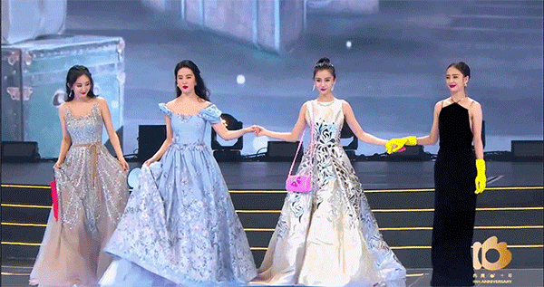 Những nàng công chúa Cbiz chung khung hình: Angela Baby - Nhiệt Ba chấp cả dàn mỹ nhân, Lưu Diệc Phi khiến fan ngã ngửa - Ảnh 1.