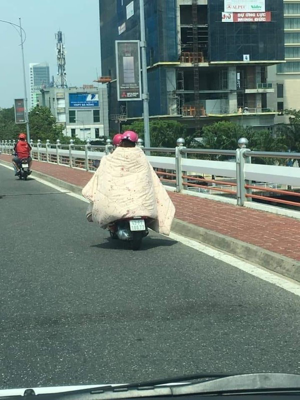 Trời vào hè nóng như đổ lửa, hội chị em đã có những cách chống nắng cực bá đạo thế này - Ảnh 13.