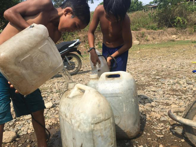 Nắng hạn hoành hành, người dân ở chảo lửa Ninh Thuận loay hoay tìm nước uống - Ảnh 2.