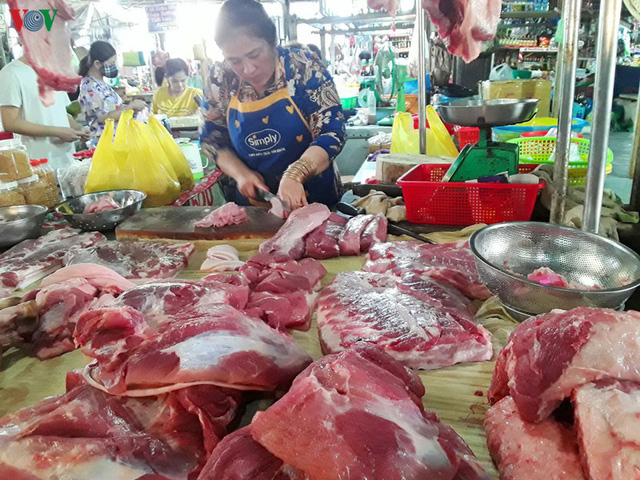 Giá thịt lợn tăng cao và đắt đỏ ở Cần Thơ - Ảnh 1.