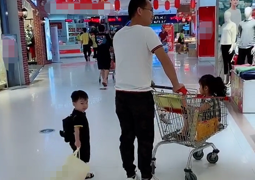 Bố ân cần đưa 2 con đi siêu thị nhưng nhìn cảnh tượng ấy ai cũng phải phì cười - Ảnh 2.