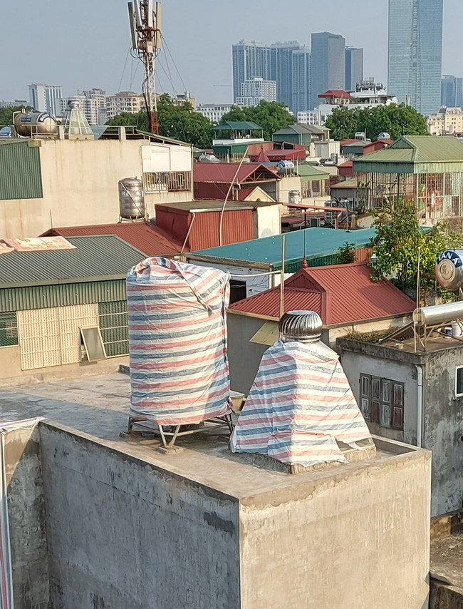 Hội khổ chủ có bồn nước đặt trên nóc nhà, lên mạng mách nhau cách chống chọi lại cảnh nắng nóng làm nước sinh hoạt có thể... luộc chín cả thịt - Ảnh 1.