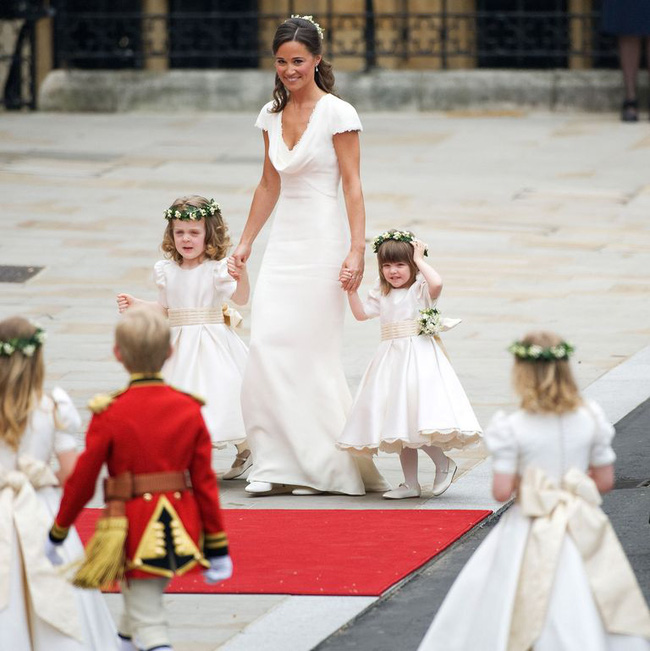 Công nương Kate từng rơi nước mắt vì em dâu Meghan trong hôn lễ hoàng gia chỉ vì chiếc quần tất - Ảnh 2.