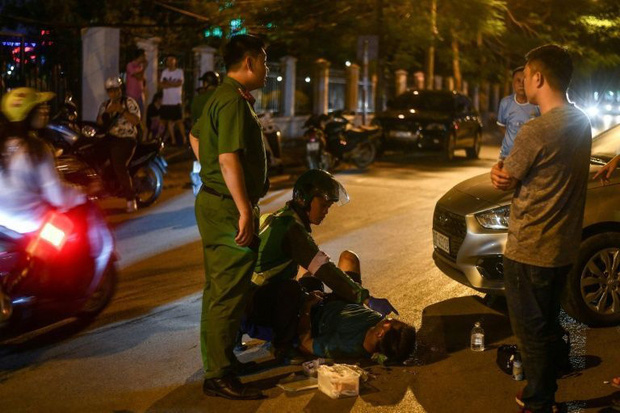 Tài xế xe ôm thầm lặng lang thang khắp phố phường Hà Nội trong đêm tối, cứu giúp người gặp tai nạn giao thông lên báo nước ngoài - Ảnh 2.