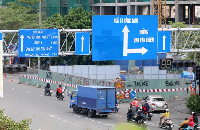 Cận cảnh lô cốt đầy đường khu vực nút giao chân cầu Sài Gòn - Ảnh 1.