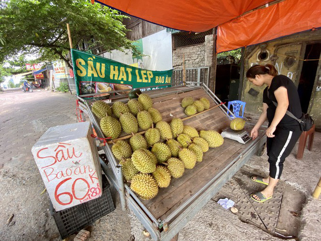 Hoa quả siêu rẻ tràn vỉa hè Hà Nội - Ảnh 2.