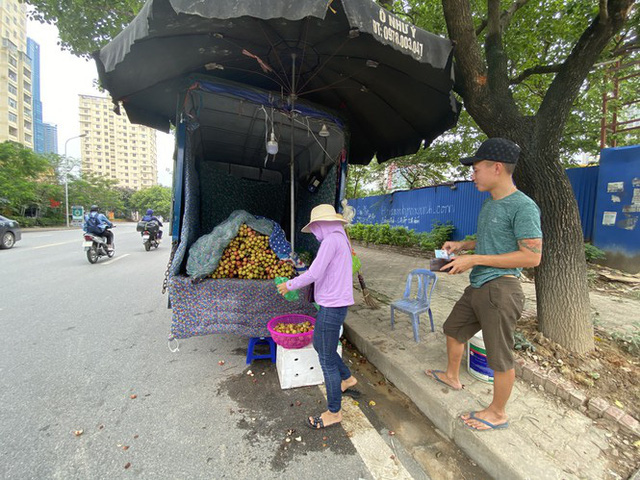 Hoa quả siêu rẻ tràn vỉa hè Hà Nội - Ảnh 8.