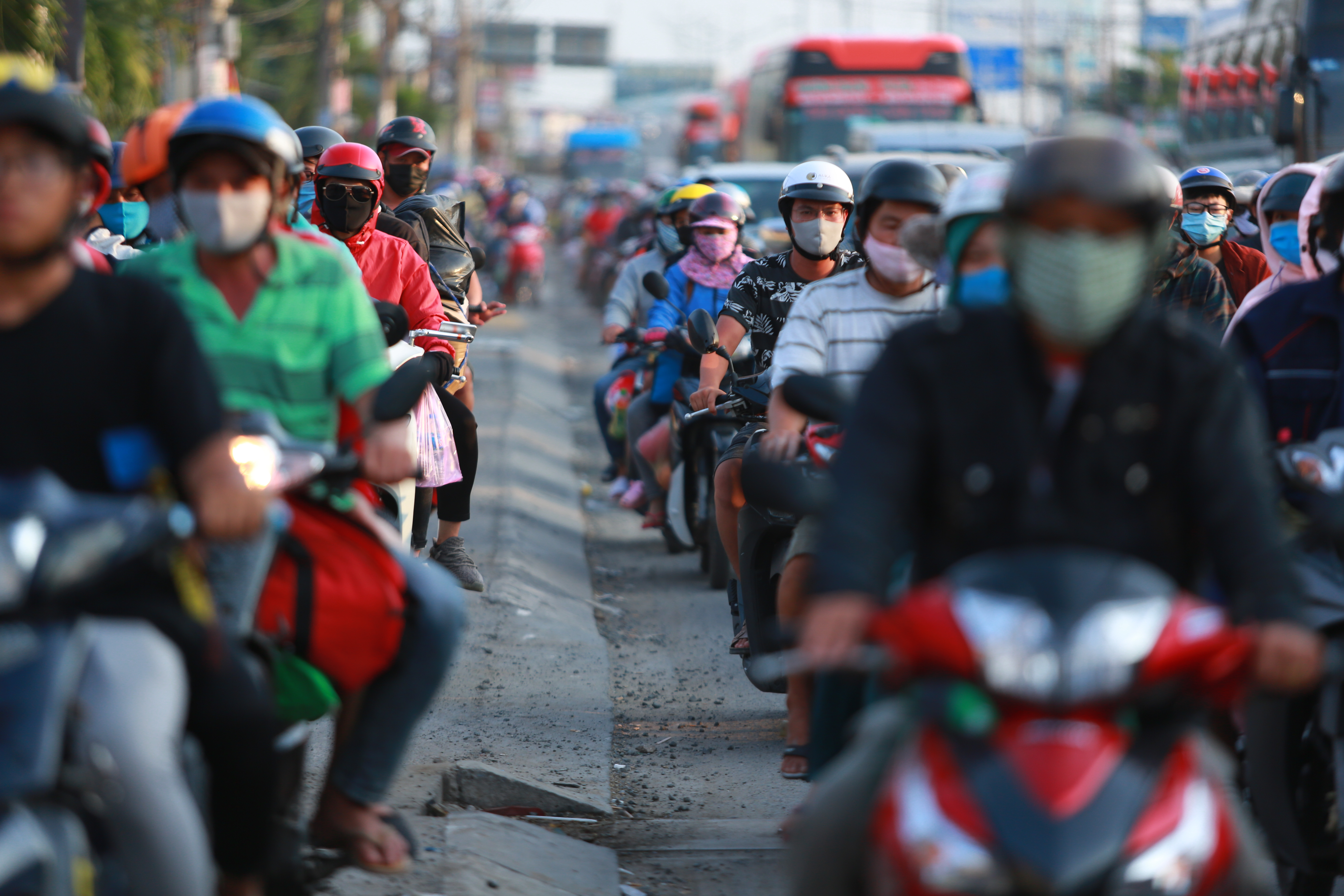 Cửa ngõ phía Tây TP.HCM kẹt cứng, người dân mỏi mệt quay trở lại thành phố sau 4 ngày nghỉ lễ 30/4 - Ảnh 4.