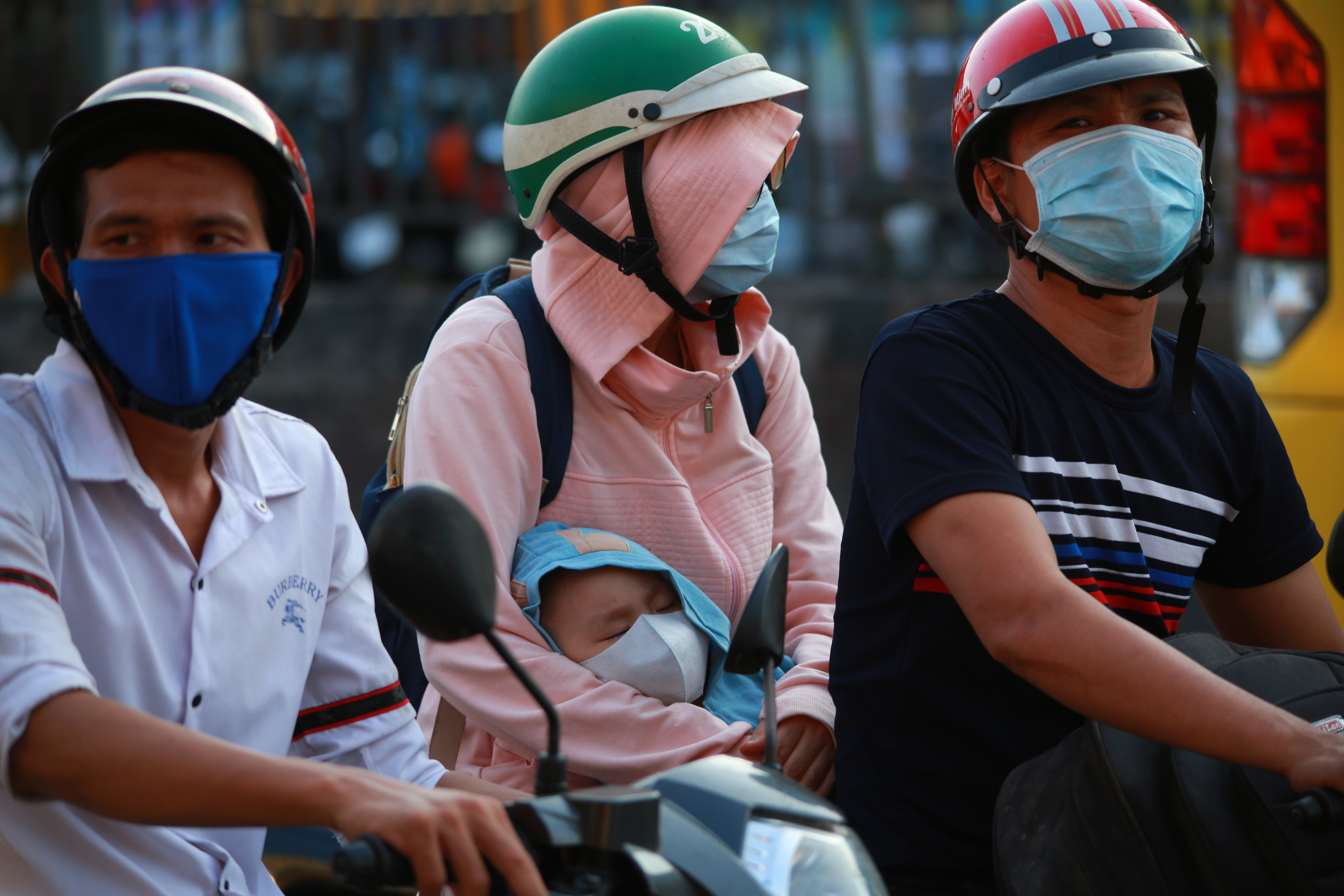 Cửa ngõ phía Tây TP.HCM kẹt cứng, người dân mỏi mệt quay trở lại thành phố sau 4 ngày nghỉ lễ 30/4 - Ảnh 11.