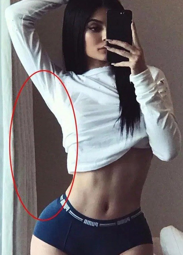 Những lần chị em nhà Kardashian gây bị “vạch trần” PTS hỏng: Tranh cãi vì độ thật của body triệu người mơ, sốc nhất hình 6 ngón tay - Ảnh 2.