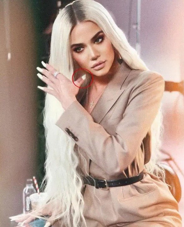 Những lần chị em nhà Kardashian gây bị “vạch trần” PTS hỏng: Tranh cãi vì độ thật của body triệu người mơ, sốc nhất hình 6 ngón tay - Ảnh 8.