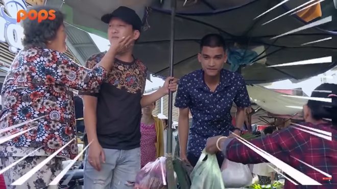 Trường Giang, Quang Thắng khốn khổ khi đi chợ: Bị chặt chém, tụt quần, kéo áo, không thể đi nổi - Ảnh 3.