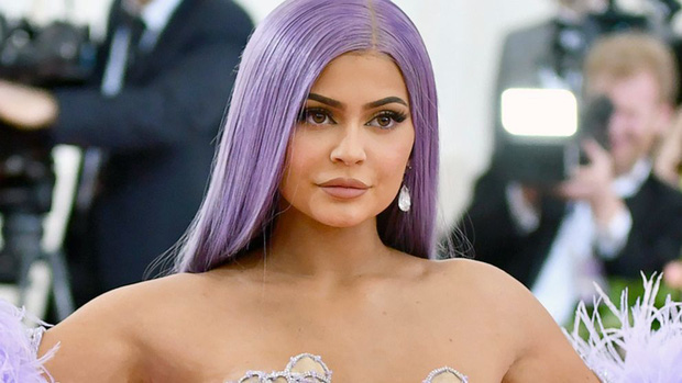  Kylie Jenner đáp trả cực gắt sau khi bị Forbes bóc phốt, tước mất danh hiệu tỷ phú trẻ nhất thế giới  - Ảnh 2.