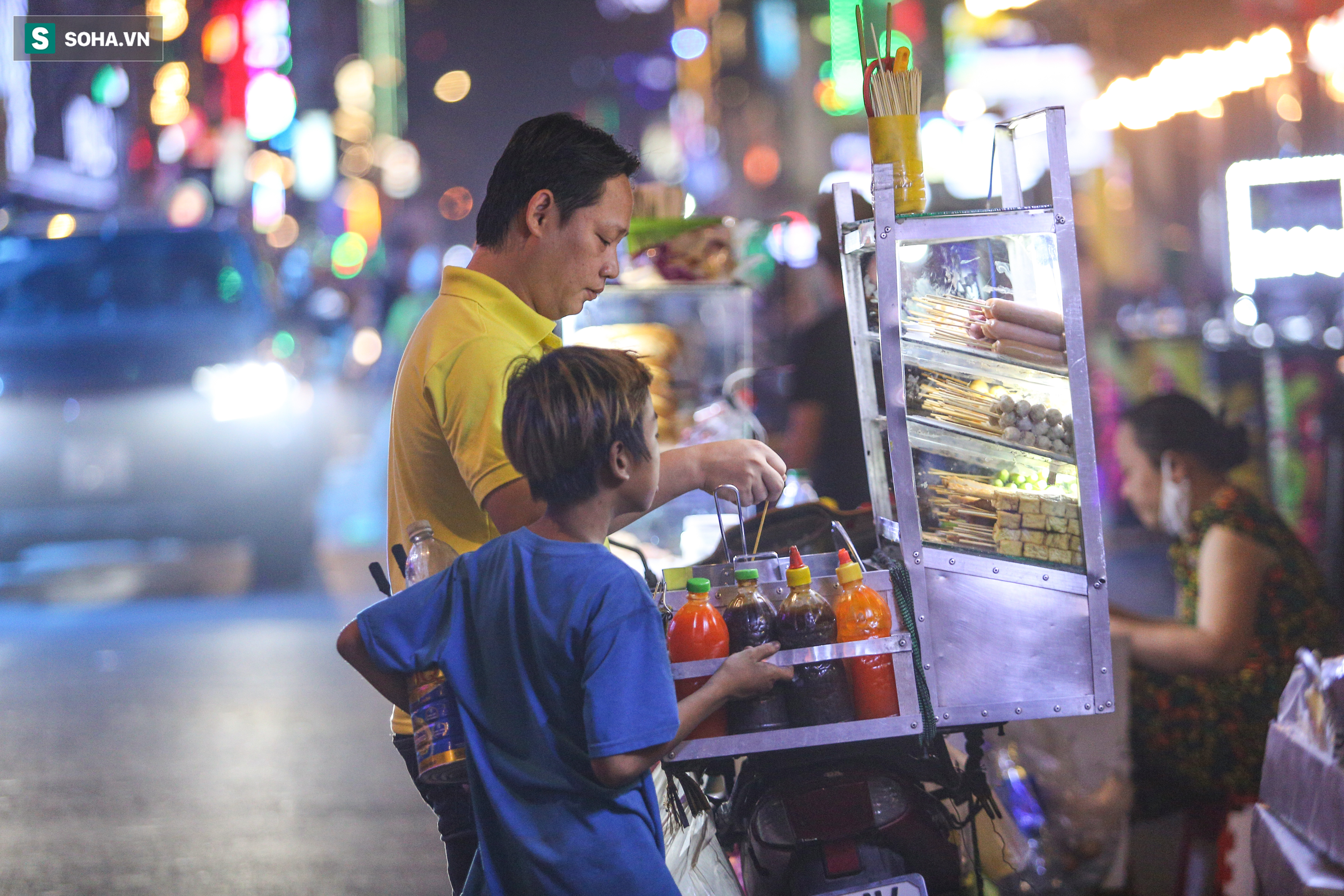 Những đứa trẻ không Tết thiếu nhi, trắng đêm phun lửa mưu sinh ở phố Tây Bùi Viện - Ảnh 10.