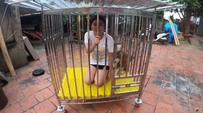 Con trai Bà Tân Vlog gây tranh cãi dữ dội khi nhốt em gái vào chuồng chó để trả thù - Ảnh 5.