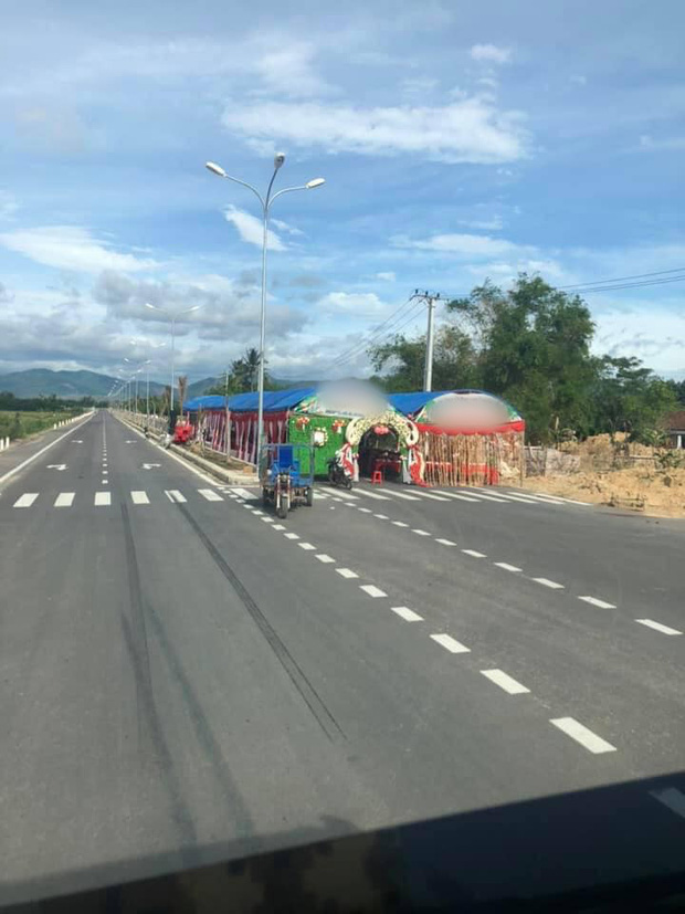 Hình ảnh rạp cưới dựng chiếm nguyên cả làn đường, dân mạng ngán ngẩm: Sợ người ta không biết nhà có hỉ hay sao? - Ảnh 7.