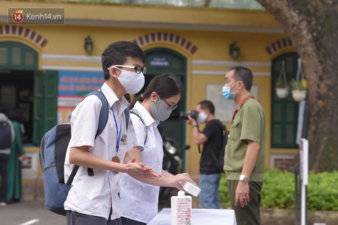 Nam sinh cẩn thận nhất mùa dịch: Ngày đầu đi học lại, trang bị đầy đủ tấm chống giọt bắn tự chế lẫn khẩu trang - Ảnh 9.