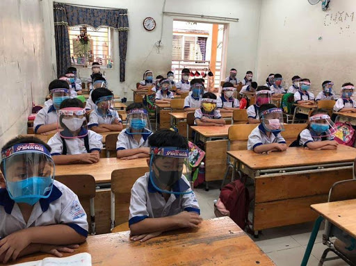 Học sinh đeo kính chống giọt bắn đến lớp: Bác sĩ Bệnh viện Mắt chỉ ra 3 tác hại cho mắt trẻ - Ảnh 2.