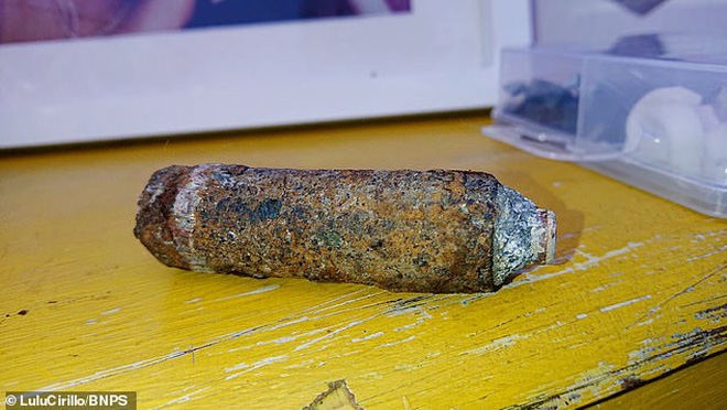 Đào được cục đá lạ trong vườn nhà rồi ném cho chó chơi, người phụ nữ hoảng hồn khi phát hiện đó lại là vật vô cùng nguy hiểm - Ảnh 2. Đào được cục đá lạ trong vườn nhà rồi ném cho chó chơi, người phụ nữ hoảng hồn khi phát hiện đó lại là vật vô cùng nguy hiểm - Ảnh 2.