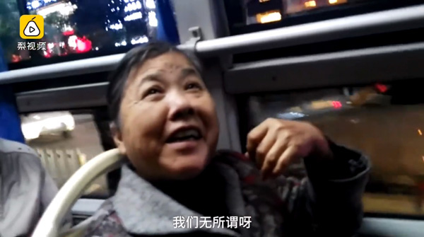 Nữ sinh gây chú ý vì mải mê làm bài tập trên xe bus, tuy nhiên hành động sau đó mới khiến nhiều người ngợi khen - Ảnh 1. Nữ sinh gây chú ý vì mải mê làm bài tập trên xe bus, tuy nhiên hành động sau đó mới khiến nhiều người ngợi khen - Ảnh 1.