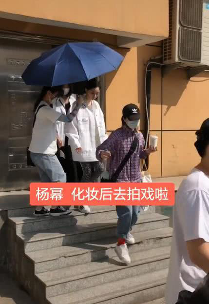  Dương Mịch khiến dân tình dậy sóng khi bị tố chảnh choẹ, vứt ô về phía trợ lý và các fan tại phim trường  - Ảnh 2.