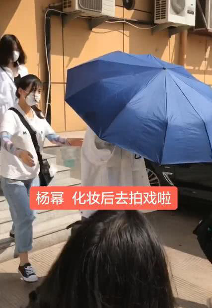  Dương Mịch khiến dân tình dậy sóng khi bị tố chảnh choẹ, vứt ô về phía trợ lý và các fan tại phim trường  - Ảnh 3.