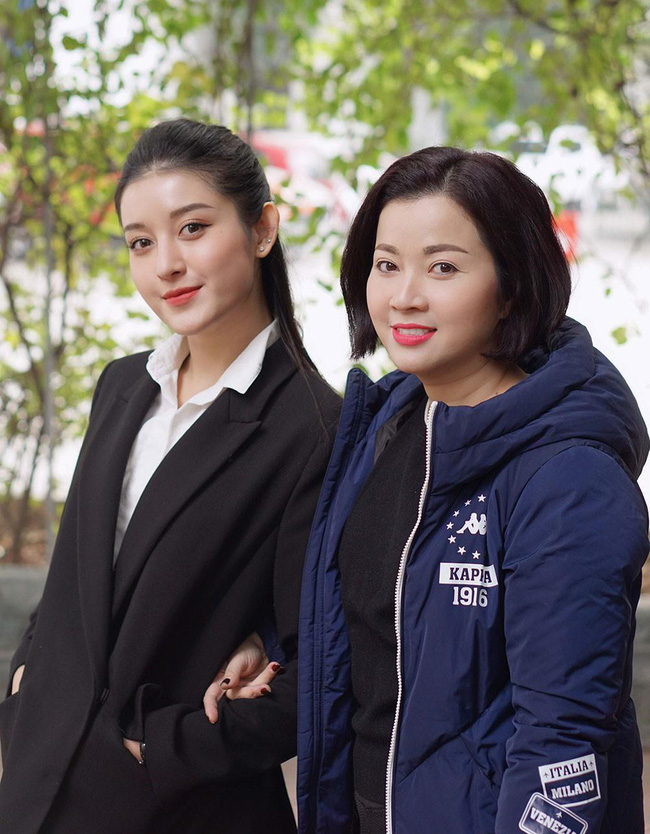 Khi mẹ của các sao Việt sở hữu ngoại hình cực phẩm chẳng kém con gái: Mẹ Angela Phương Trinh chuẩn mỹ nhân từ gương mặt đến body, nhìn làn da của mẹ Huyền My mà ghen tị - Ảnh 11. Khi mẹ của các sao Việt sở hữu ngoại hình cực phẩm chẳng kém con gái: Mẹ Angela Phương Trinh chuẩn mỹ nhân từ gương mặt đến body, nhìn làn da của mẹ Huyền My mà ghen tị - Ảnh 11.