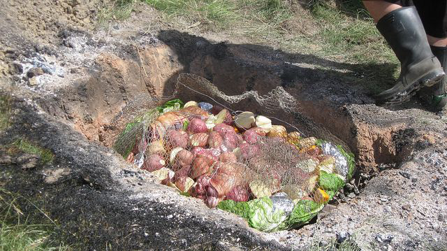 Thấy người dân đổ đầy thịt cùng các loại rau củ xuống hố, du khách chê bẩn nhưng rồi phát cuồng vì món ăn lạ tưởng không ngon mà ngon không tưởng - Ảnh 4.